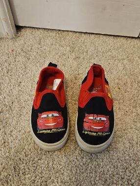 LIGHTING MCQUEEN Red & Black Kids Slip-On Shoes with 95 Lightning Graphic